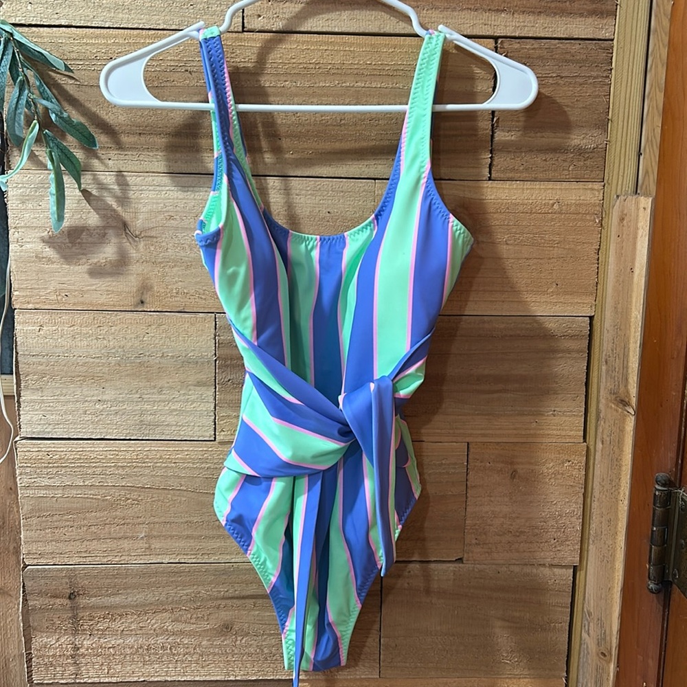 FABLETICS - ONE PIECE - NWT - SMALL